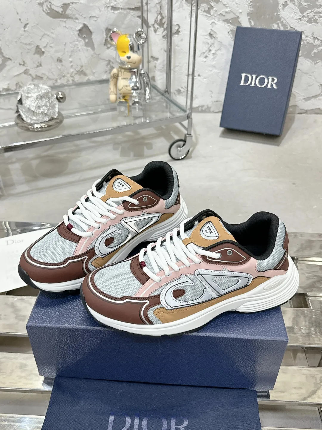 Men's men's shoes 💰600❤️❤️❤️High version Dior Dior's latest color matching B30 series reflective dad sneakers original 17380💰 purchased for development and production Brand new B30 sneakers Dad Shoes style shoes that follow the trend of the retro market The Dior logo on the tongue also indicates that this pair of shoes is the B30 model! B30 uses fine-textured leather and mesh cloth materials to form a shoe body. There are conspicuous letters CD on both sides of the shoe body to indicate identity. Many lines on the shoe body outline details to make the shoes look less monotonous and full of retro flavor. The delivery counter is exquisitely packaged🛍📦 ▪️Fabric: Original customized technical fabric + mesh ▪️Inner lining: Customized breathable lining ▪️Outsole: Original molded IP foam + TPU outsole ▪️Sole thickness: 3.5CM ▪️Size: Women’s size 35-40 / Men’s size 39-46